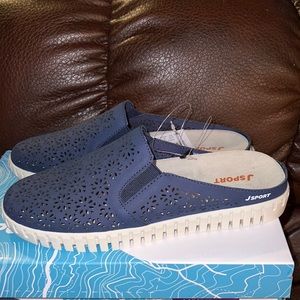 🧳 NEW IN BOX J SPORT MULE SHOES.